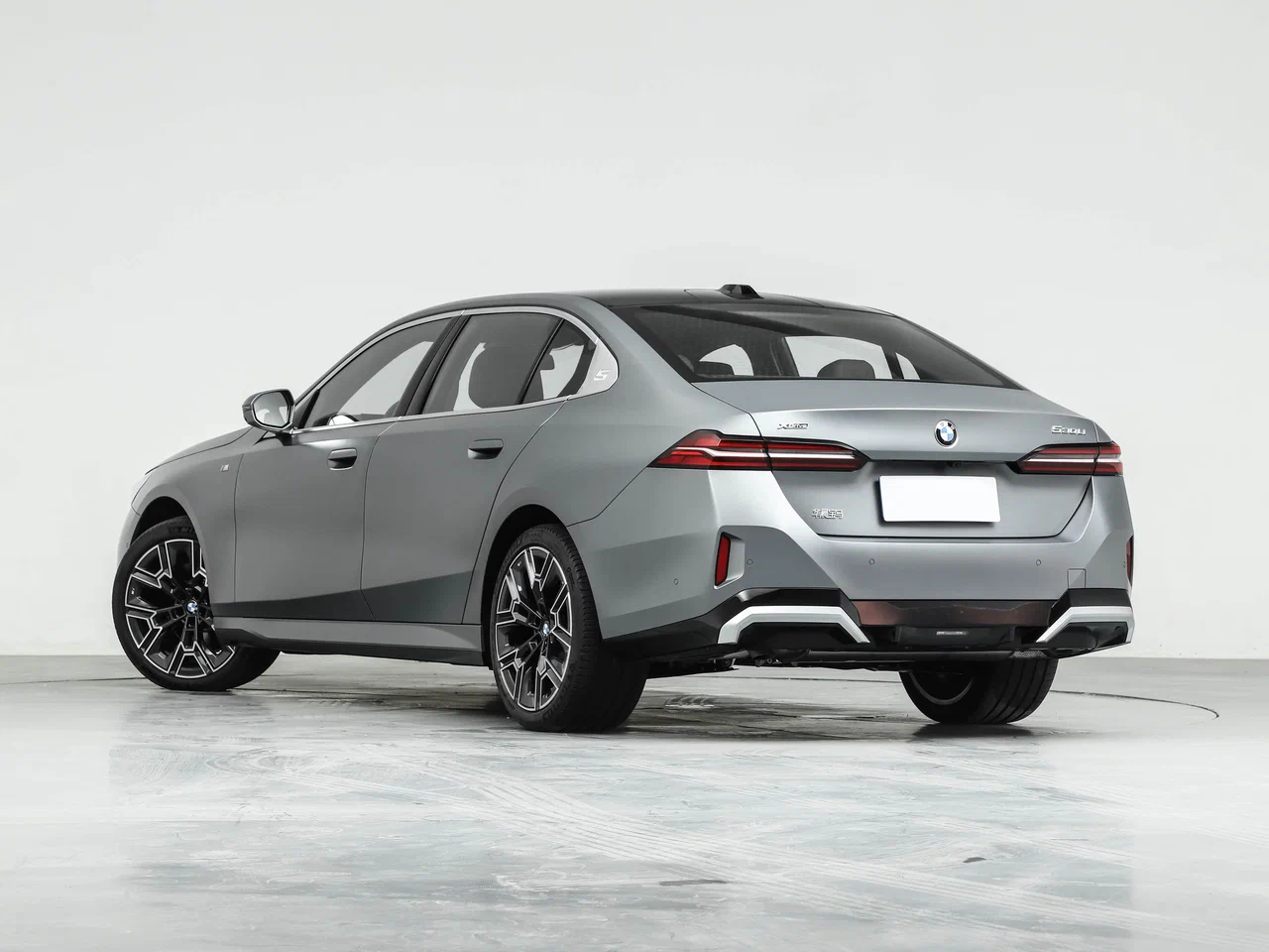 Новый автомобиль BMW 5 серии 2026 года от 40 480 633 тенге из салона в Алматы - фото 5