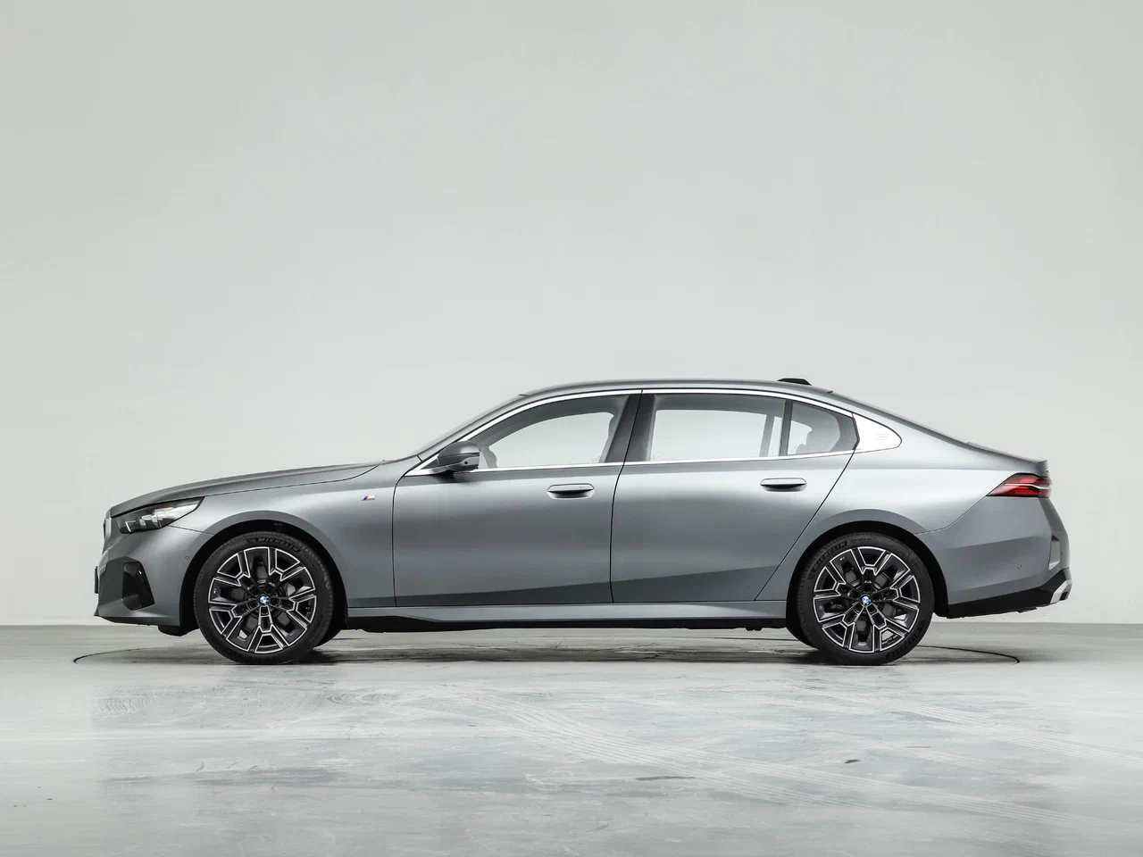 Новый автомобиль BMW 5 серии 2026 года от 40 480 633 тенге из салона в Алматы - фото 2