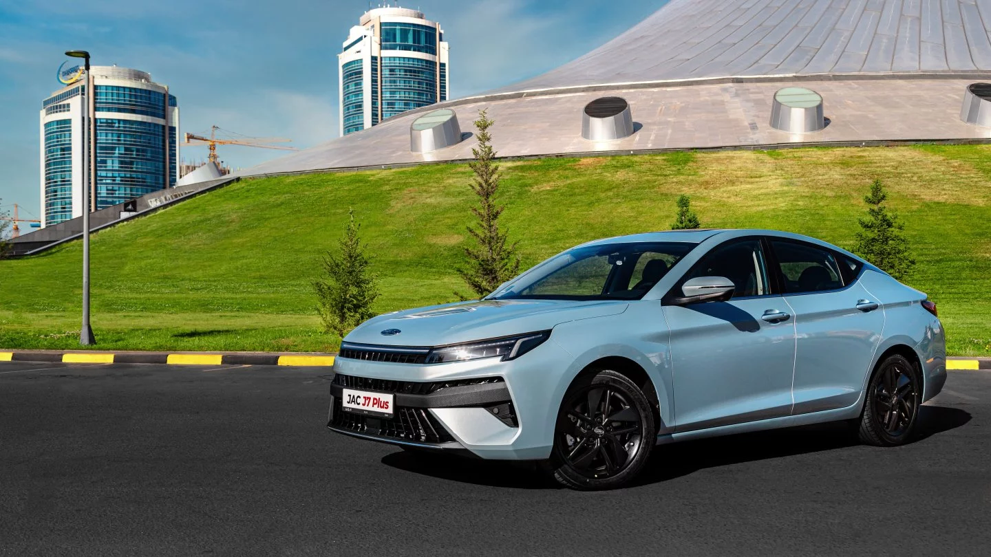 Новый автомобиль JAC J7 Plus от 10 590 000 тенге из салона в Казахстане - фото 1