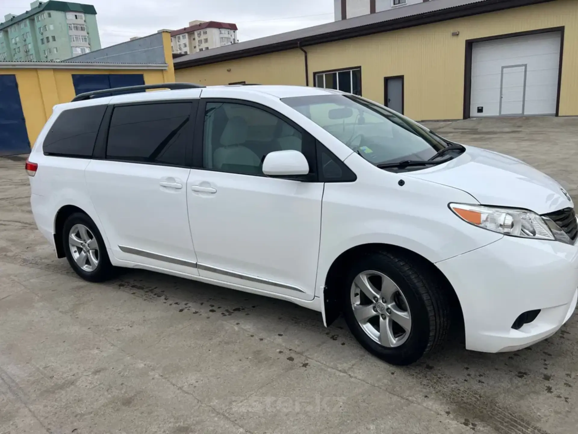 РњРёРЅРёРІСЌРЅ Toyota Sienna 2013