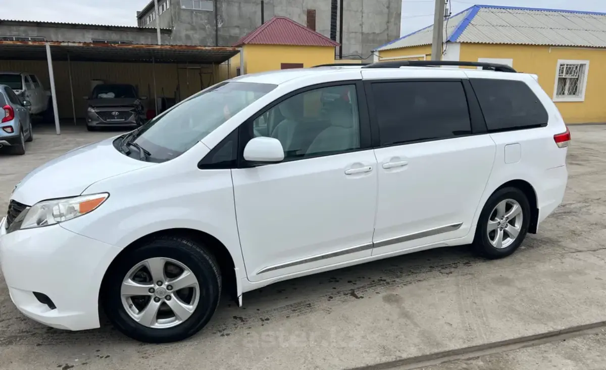 РњРёРЅРёРІСЌРЅ Toyota Sienna 2013