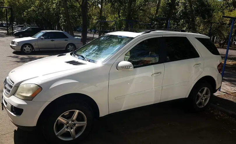 Автомобиль в караганде. Свадебный кортеж казахстан. Мерседес актау. Мл в кортеже серебристый. Той кортеж.