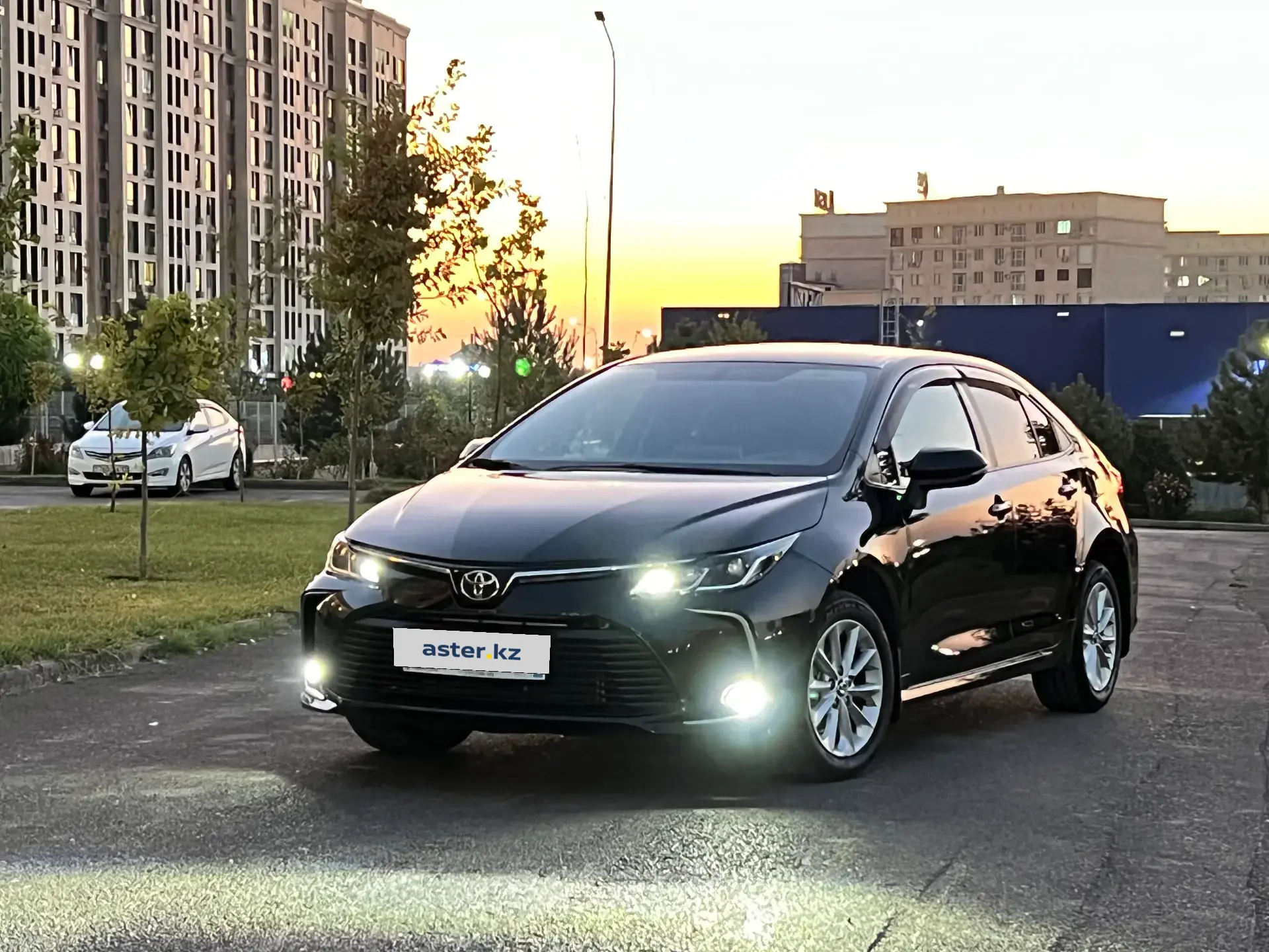 Corolla бензин. Corolla 2018 se Black American. Тойота Королла на каком бензине ездит.